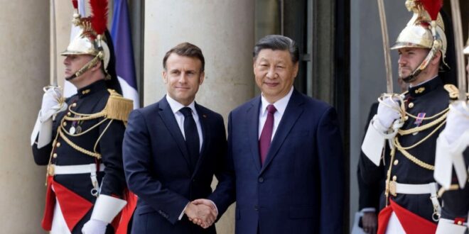【东西视记】习近平主席到达巴黎进行国事访问 Le président Xi Jinping arrive en France pour une visite officielle