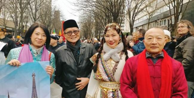 【东西视记】巴黎华人亚裔蛇年春节嘉年华“炸街” la fête du printemps & le défilé du Nouvel An Chinois à Paris