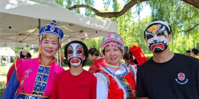 【东西视记】端午节赛纳河畔 “巴黎阳光艺术团”演出舞蹈